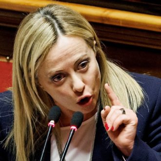 Copertina di Meloni in guerra, ma sola: la Lega “diserta” e provoca