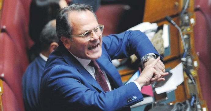 Copertina di Sicilia, frode su tute e camici: indagato l’ex ministro Romano