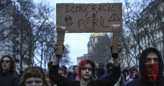 Scioperi in Francia contro la riforma delle pensioni, continuano le proteste spontanee: “Speriamo che ora si mobilitino tutti i settori”