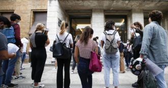 Copertina di Scuola, i dati Ocse: l’Italia investe meno della media Ue e gli stipendi dei prof sono diminuiti. E il 16% degli under 30 non studia né lavora