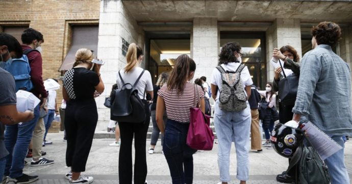 Scuola, i dati Ocse: l’Italia investe meno della media Ue e gli stipendi dei prof sono diminuiti. E il 16% degli under 30 non studia né lavora