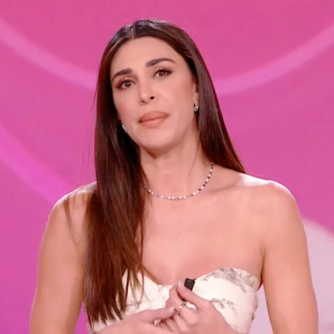 “Lanciava patatine su un gruppo di ragazzi”: Belen Rodriguez furiosa al ristorante, scatta la lite