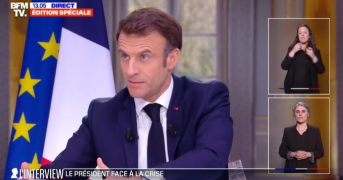 Macron in diretta tv difende la riforma delle pensioni: “Dobbiamo andare avanti anche se non mi piace. Accetto l’impopolarità”