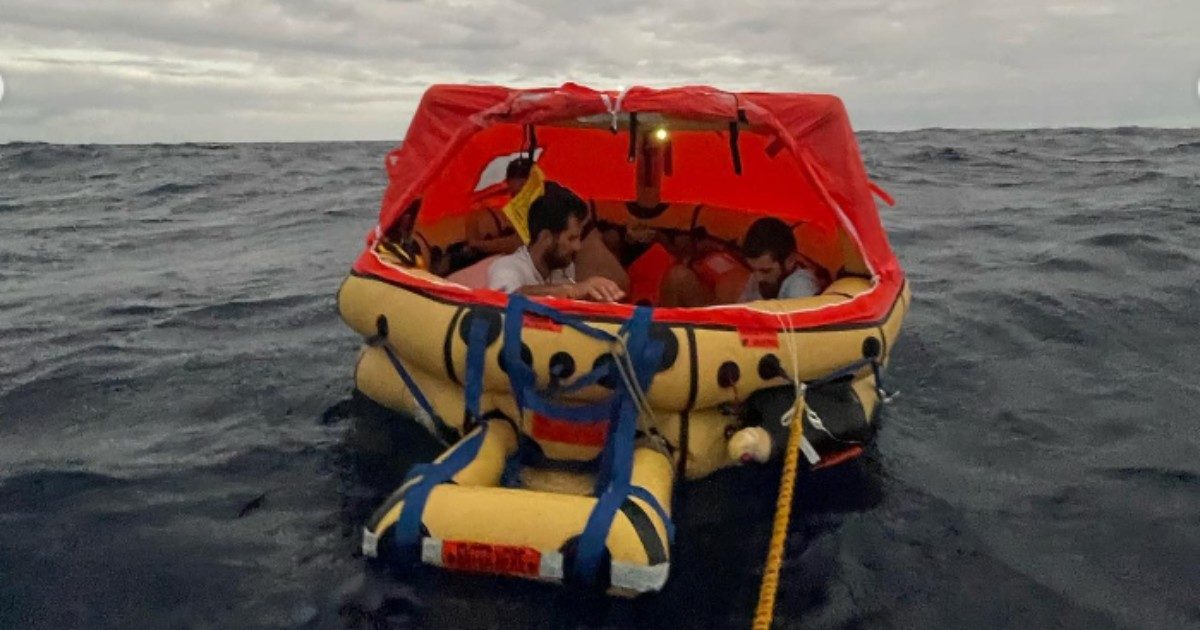 Balena colpisce una barca a vela e la affonda, l’equipaggio resta 10 ore su un gommone in attesa dei soccorsi