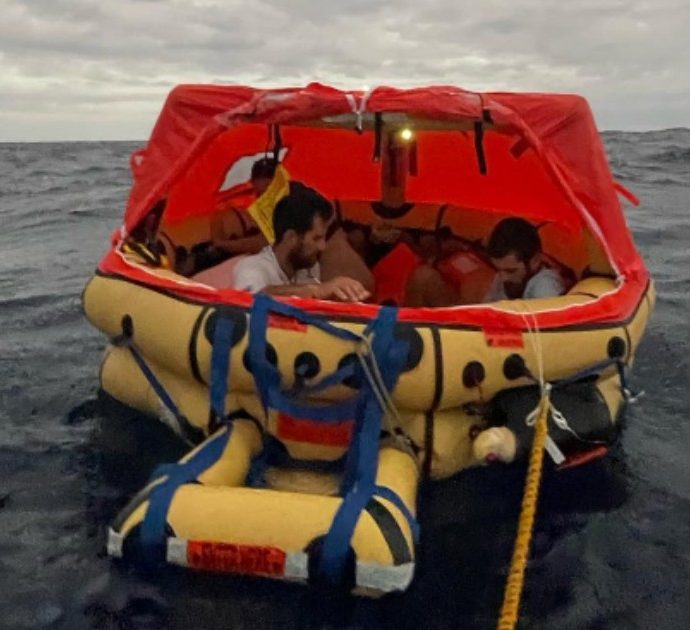 Balena colpisce una barca a vela e la affonda, l’equipaggio resta 10 ore su un gommone in attesa dei soccorsi