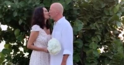 Copertina di “Se non avete esperienze simili, non giudicate la mia scelta di vivere in una casa separata da mio marito Bruce Willis che soffre di demenza”: Emma Heming perde le staffe