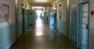 Copertina di Mega-rissa in carcere a Cagliari tra detenuti: agenti della penitenziaria costretti a difendersi