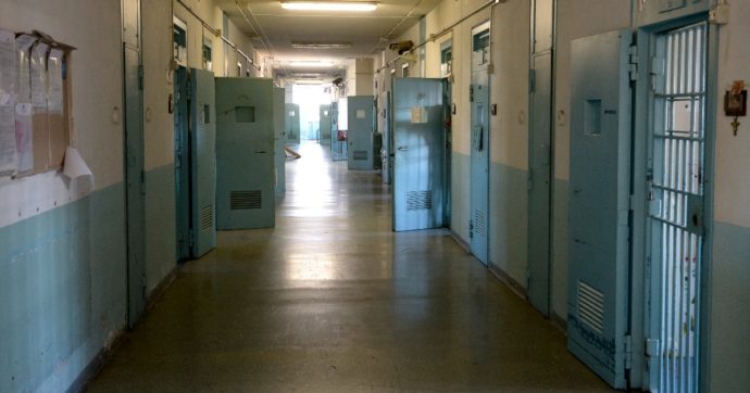 Mega-rissa in carcere a Cagliari tra detenuti: agenti della penitenziaria costretti a difendersi