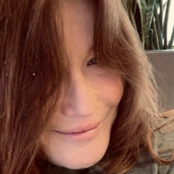 Carla Bruni contro i nuovi filtri social si mostra ‘con e senza’ ma attira molte critiche: “Che ipocrisia”. Ecco cosa è accaduto