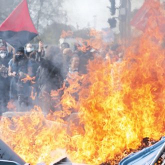 Copertina di Stefano Palombarini: “Francia, un’altra riforma contro le donne e i poveri: il governo non reggerà”