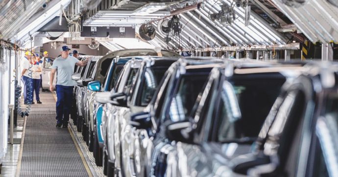 Stop alle auto a benzina, il bluff di biocarburanti ed e-fuel: scontro in Ue