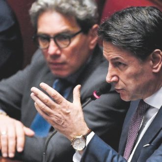 Copertina di Conte attacca: “L’Italia in guerra, la premier Meloni è una faccia di bronzo”