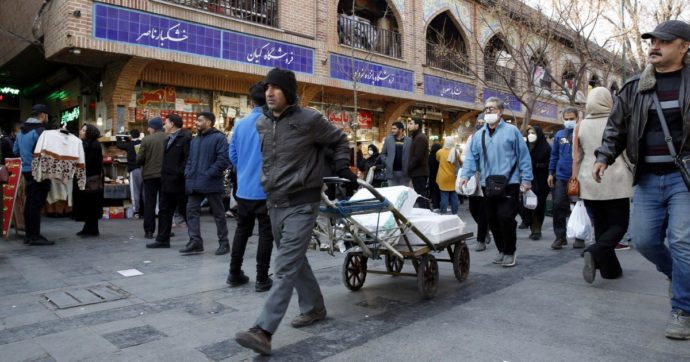 Copertina di Iran, tornano le cravatte “occidentali”. Ma per l’uomo di strada restano tabù