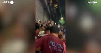 Copertina di Messi è al ristorante e i tifosi assediano l’entrata del locale: il calciatore si allontana scortato dalla polizia – Video