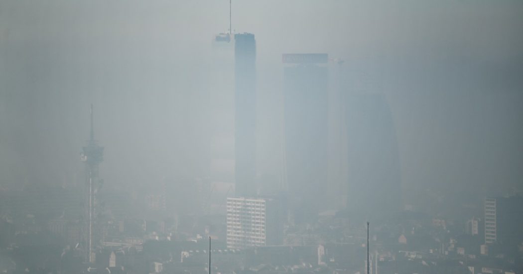 Milano nella top 10 mondiale delle metropoli più inquinate. Cittadini per l’aria: “Sfatato il mito della città green”. Sala respinge le critiche