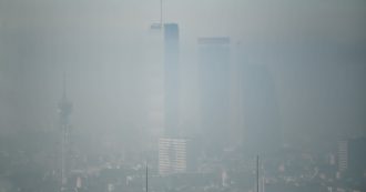 Copertina di Milano nella top 10 mondiale delle metropoli più inquinate. Cittadini per l’aria: “Sfatato il mito della città green”. Sala respinge le critiche