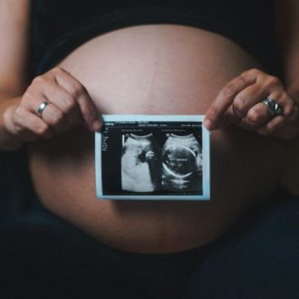 Copertina di Maternità surrogata, il corpo (non) è delle donne?
