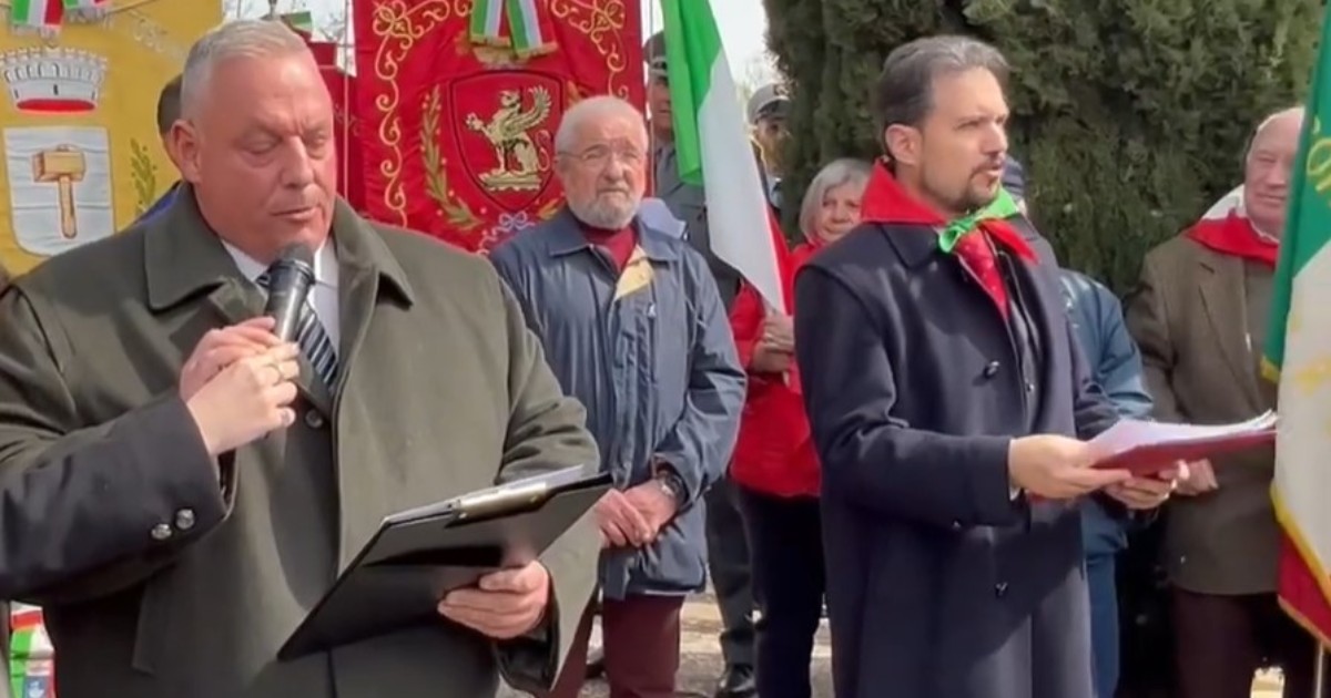 Via Almirante em Croceto, em uma cerimônia para os mártires dos fascistas, os participantes viram as costas para o prefeito e cantam “Bella Ciao”.