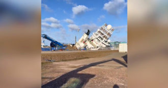 Copertina di Panico al porto: le raffiche di vento fanno inclinare sul fianco una nave, 25 persone ferite