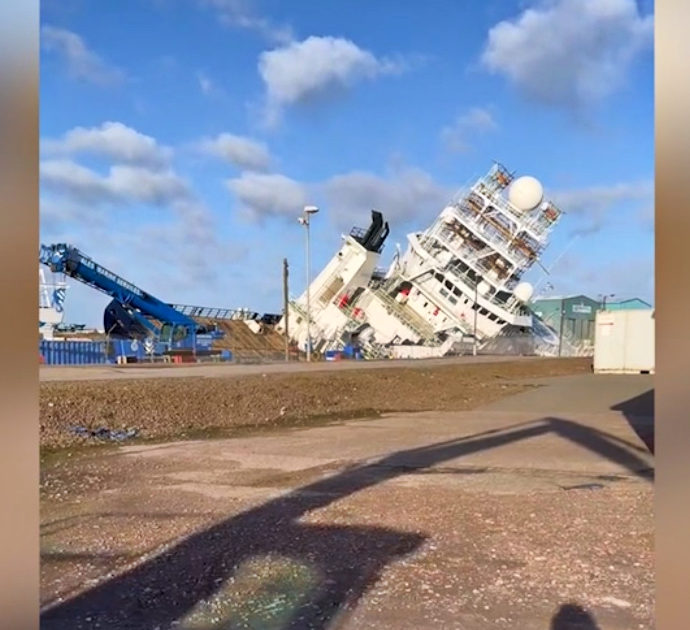 Panico al porto: le raffiche di vento fanno inclinare sul fianco una nave, 25 persone ferite