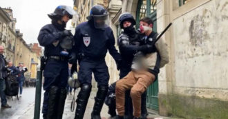 Copertina di Riforma pensioni in Francia, duri scontri a Rennes: la manifestazione di pescatori si trasforma in una guerriglia urbana – Video