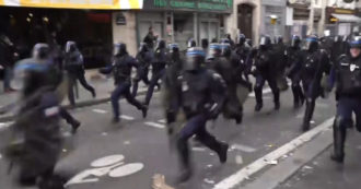 Guerriglia urbana a Parigi: la polizia carica i manifestanti, lancio di bottiglie e lacrimogeni – Video