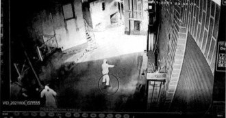 Copertina di Testimone di un pestaggio, 18 colpi di pistola per la donna