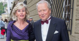 Copertina di Wolfgang Porsche, il miliardario chiede il divorzio alla moglie Claudia “perché ha la demenza”: “Ha cambiato personalità, la convivenza è impossibile”