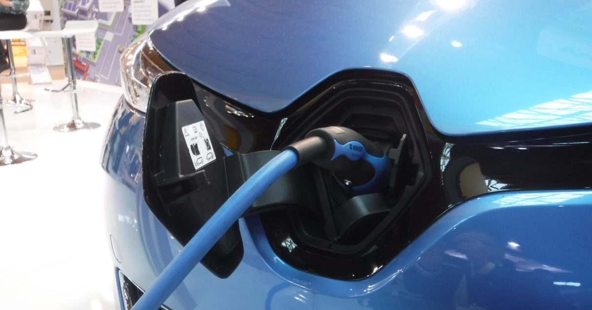 “Attenzione, sulle auto elettriche si soffre di più il mal d’auto, ecco perché”: le cause e le spiegazioni scientifiche