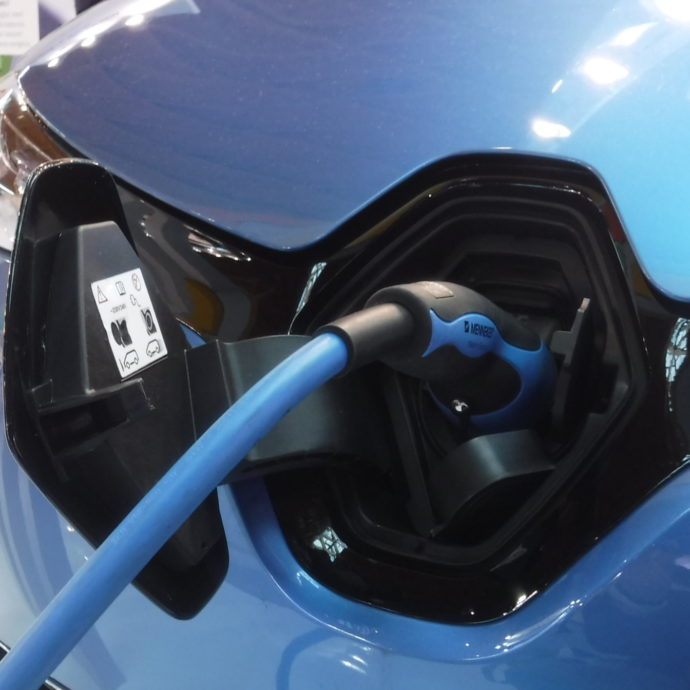 “Attenzione, sulle auto elettriche si soffre di più il mal d’auto, ecco perché”: le cause e le spiegazioni scientifiche