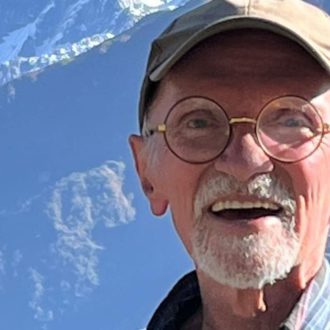 Copertina di Cosa mangia Franco Berrino a Natale e Capodanno? “Non c’è più la gallina ripiena della nonna, al suo posto una bistecca di cavolo. Niente parmigiano, ma tofu e gomasio”