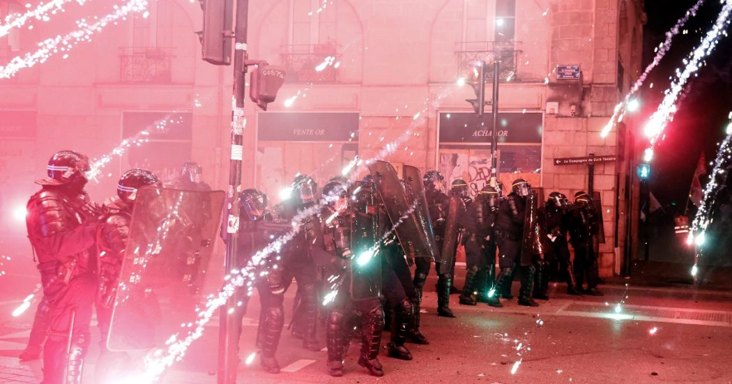 Francia, scontri tra manifestanti e polizia: 123 agenti feriti, 80 fermi. Più di 1 milione in piazza contro la riforma delle pensioni