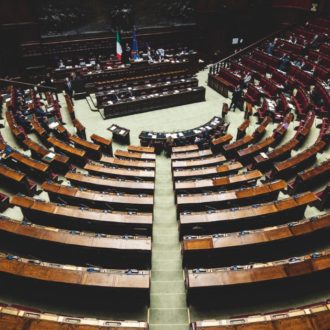 Copertina di Berlusconi, Calenda&C: uno stipendio per non andare in Parlamento