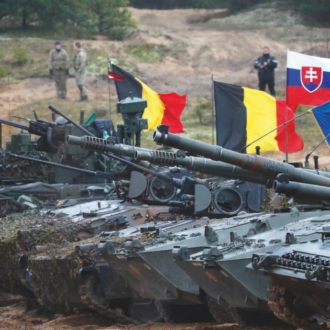 Copertina di Lobbisti, cannoni e appalti: Bruxelles “invasa” dai colletti bianchi