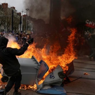 Copertina di Pensioni, tutti contro Macron: la piazza invoca la ghigliottina