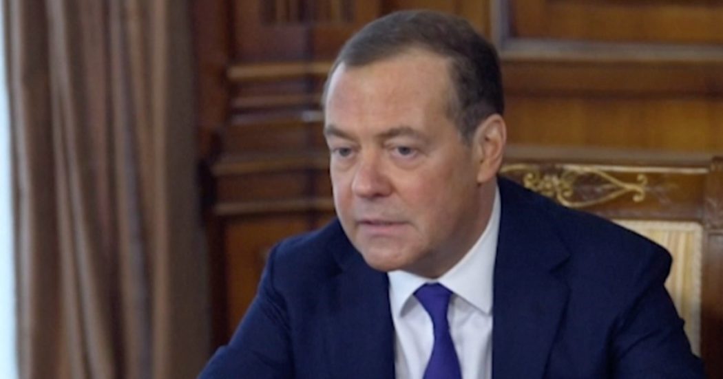 Russia, Medvedev sul mandato della Corte Penale Internazionale: “L’arresto di Putin equivarrebbe a una dichiarazione di guerra”