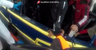 Copertina di Migranti, soccorso della Guardia costiera a 100 miglia da Siracusa: in salvo 450 migranti. Il video dell’operazione