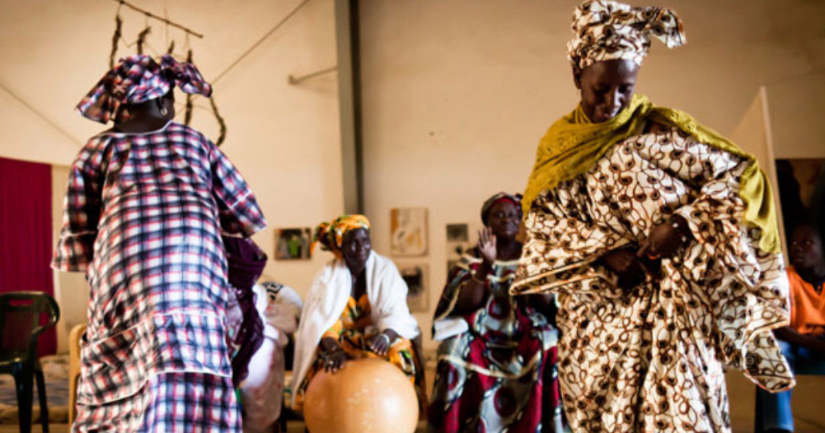 65enne sposa a sua insaputa un senegalese di 42 anni: “Pensavo fosse solo una festa, un rito senza valore legale”