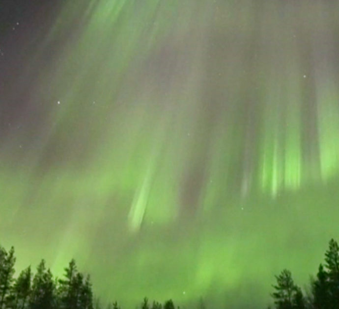 L’aurora boreale lascia senza fiato: le spettacolari immagini dalla capitale della Lapponia – Video