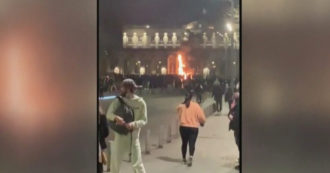 Copertina di Assalto al municipio di Bordeaux, il portone viene dato alle fiamme: continuano le proteste in Francia – Video