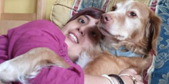 Copertina di Bologna, ragazza non vedente resta senza casa: “Nessuno mi affitta una stanza perché ho il cane guida”