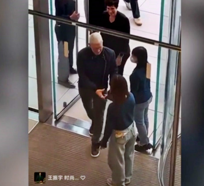 Tim Cook entra in un Apple Store a Pechino: la sorpresa dei dipendenti – Video