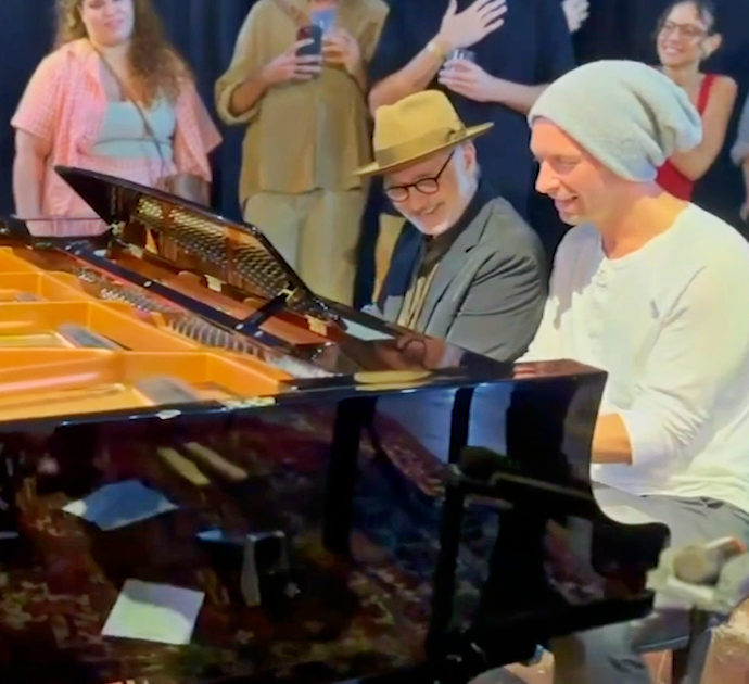 Ludovico Einaudi e Chris Martin insieme al pianoforte: lo show nel dietro le quinte – Video