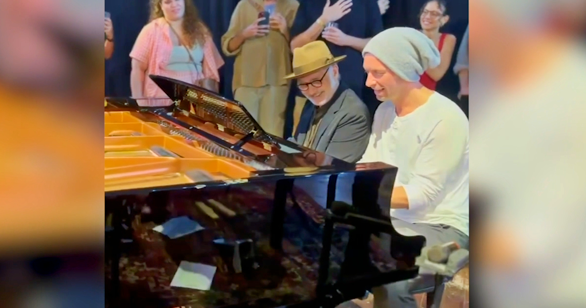 Ludovico Einaudi e Chris Martin insieme al pianoforte: lo show nel dietro le quinte – Video