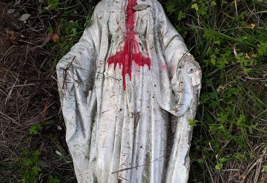 Una statua della Madonna decapitata e imbrattata a Loano nel Savonese