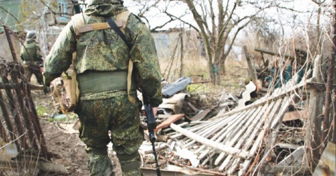 Droni, artiglieria e mine antiuomo: con i russi tra le rovine di Marinka