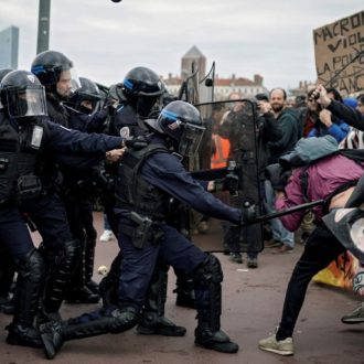 Copertina di Pensioni in Francia, la rivolta popolare affossa Macron e Carlo III