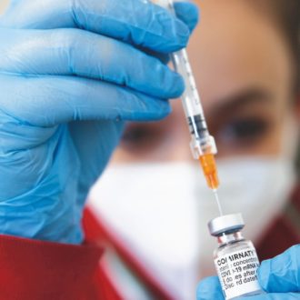 Copertina di Vaccini per il Covid: i profitti privati pagati con soldi pubblici