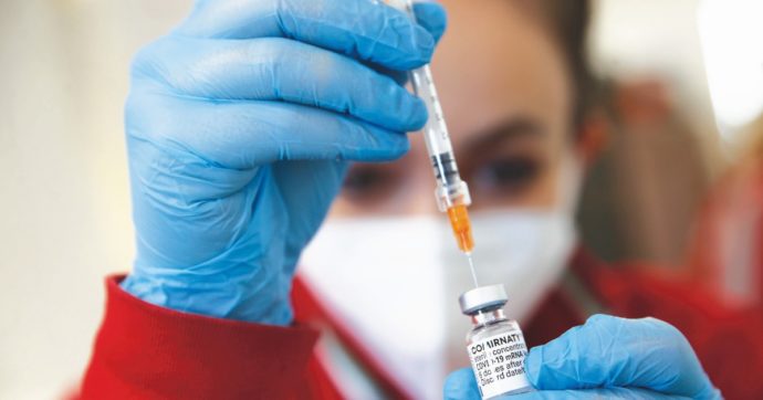 Copertina di Vaccini per il Covid: i profitti privati pagati con soldi pubblici