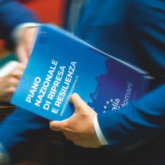 Copertina di Ritardi e pezzi mancanti:  il Pnrr ha decine di buchi